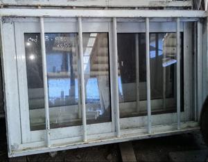 Vendo ventana en aluminio blanco con reja.