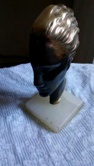 Estatua, de señorita, mide 19 Cm, con base de mármol