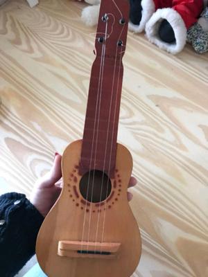 Guitarra de madera para niño usada