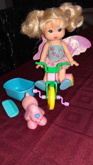 Muñeca con triciclo y mascota.