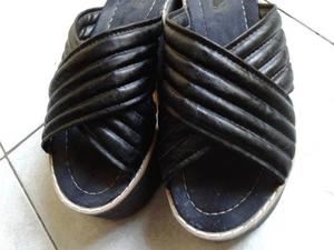 VENDO SANDALIAS NEGRAS CRUZADAS CON PLATAFORMA, NUMERO 40.