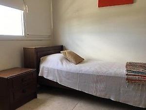 Cama con baúl y mesa de luz