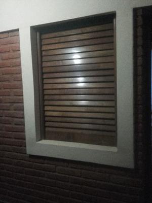 Ventana madera vidrios compartidos