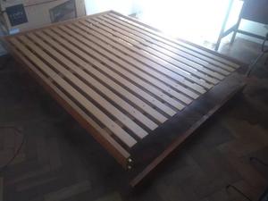 CAMA DE MADERA MACIZA IMPECABLE ESTADO