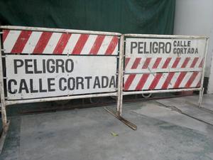 Dos carteles "Peligro" obra en construcción
