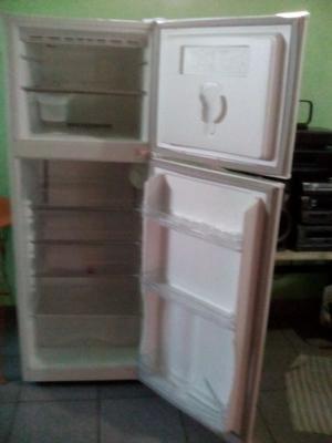 Heladera con freezer de 184 litros