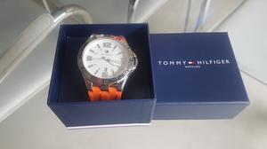 Muy lindo y juvenil reloj sumergible Tommy Hilfiger malla