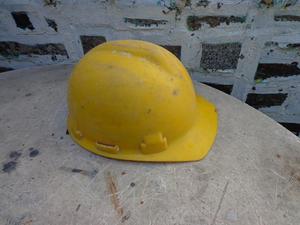 casco de seguridad amarillo con arnes