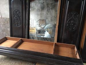 Mueble Antiguo labrado con espejo impecable
