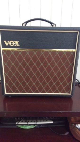 Amplificador Vox pathfinder 15r, igual a nuevo, caja y