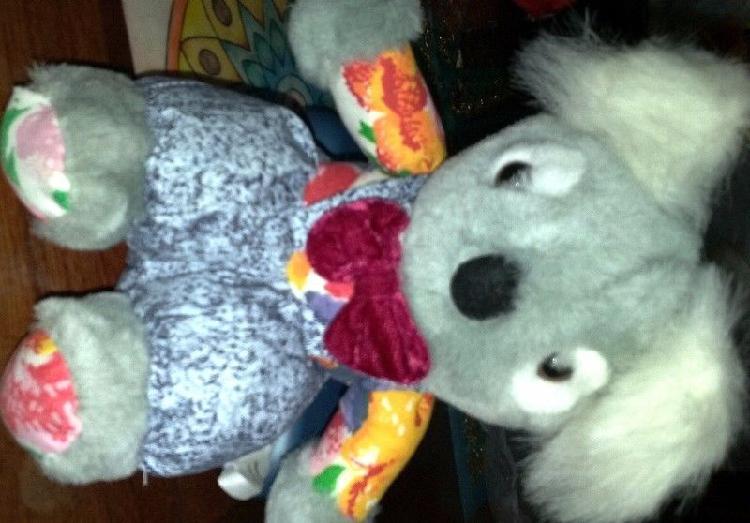 Koala de peluche gris, vestido con enterito 20 cm