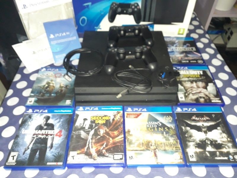 PS4 PRO, 3 MESES DE USO ESTA COMO NUEVA