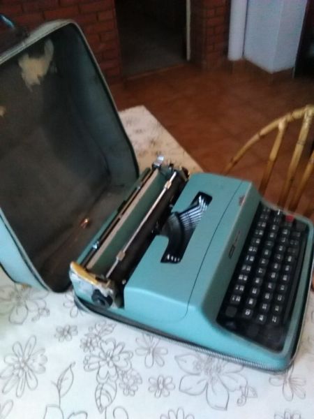 Maquina de escribir olibetti lettera 32