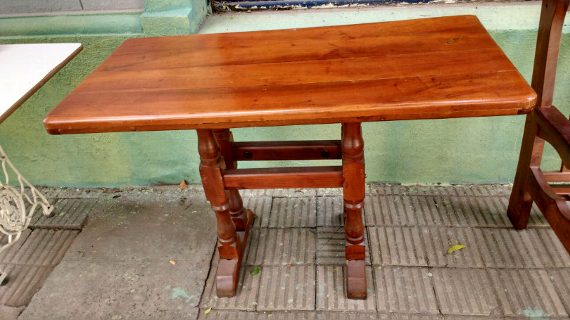 Mesa auxiliar de algarrobo de un metro 20