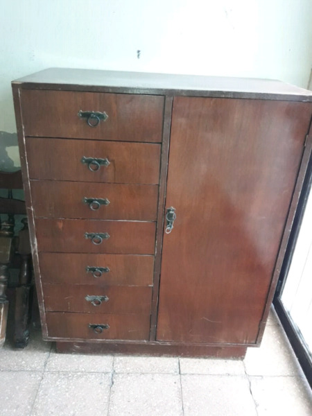 Mueble antiguo de madera terciada