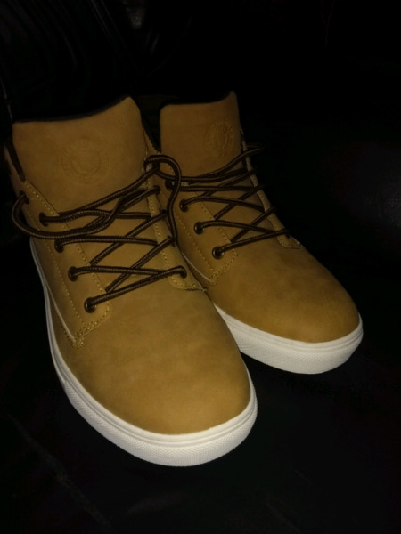 Vendo botitas urbanas NUEVAS SIN USO! Mostaza! Talle 42