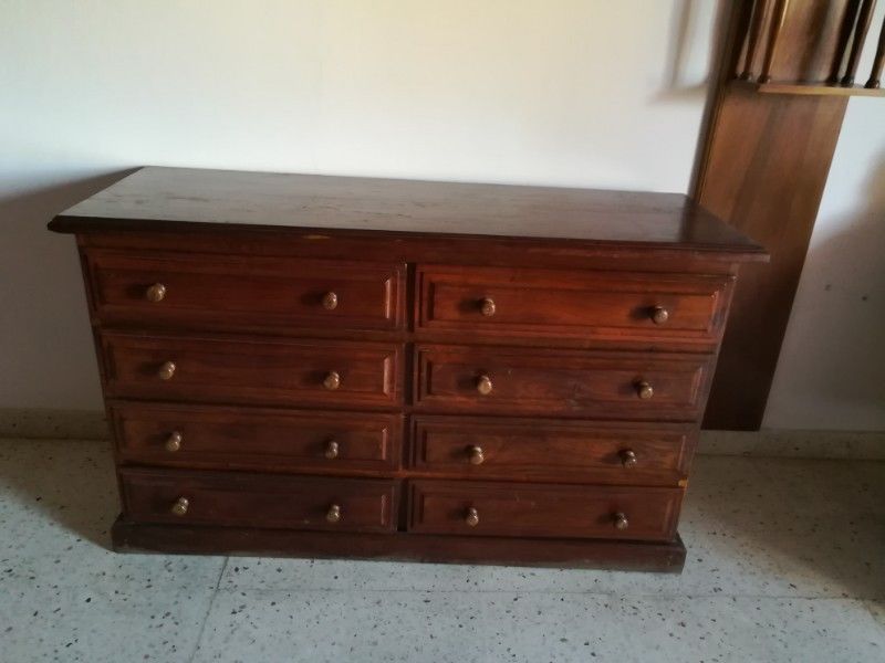 Vendo cómoda de algarrobo impecable