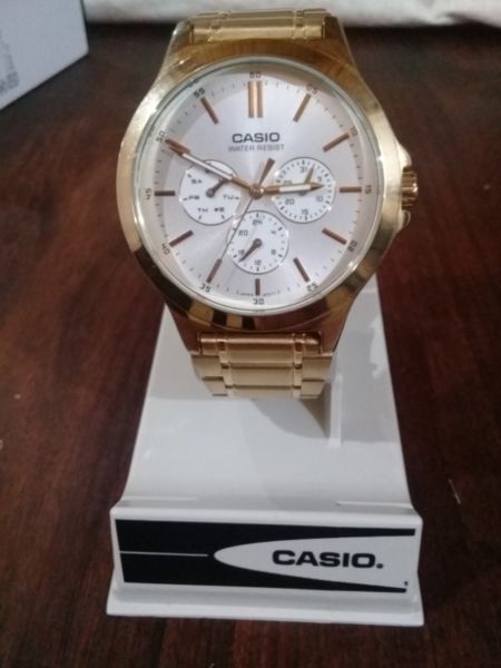 Vendo reloj casio dorado unisex