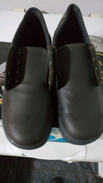 Zapatos de trabajo con punta de acero nuevos talle 42
