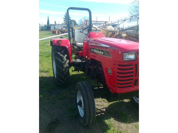 vendo tractor Mahindra  con tres puntos