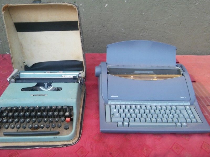 2 maquinaqs de escribir andando posibles permutass