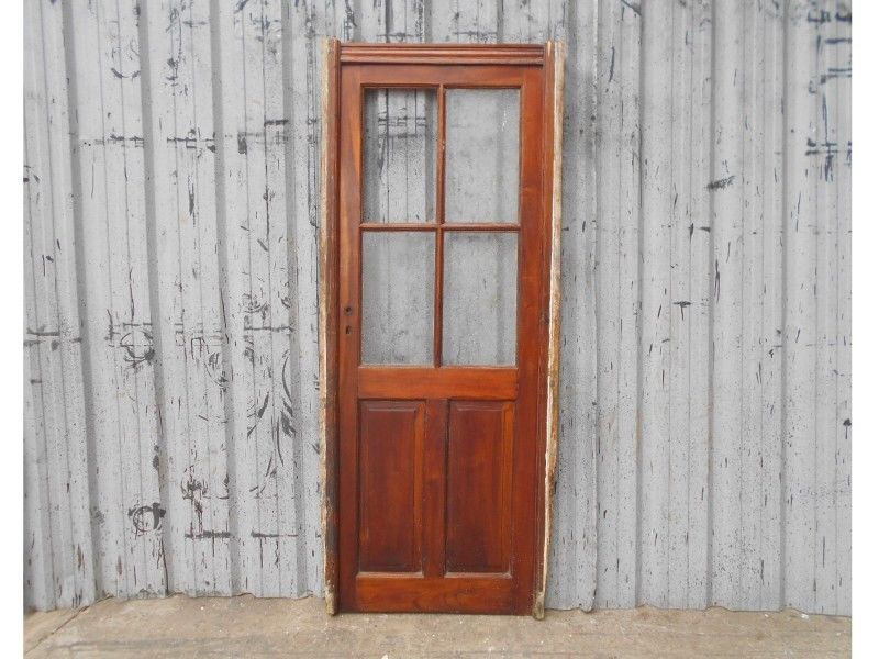 Antigua puerta crucero de madera cedro a una hoja de abrir