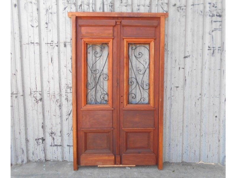 Antigua puerta de frente de madera cedro con rejas de hierro
