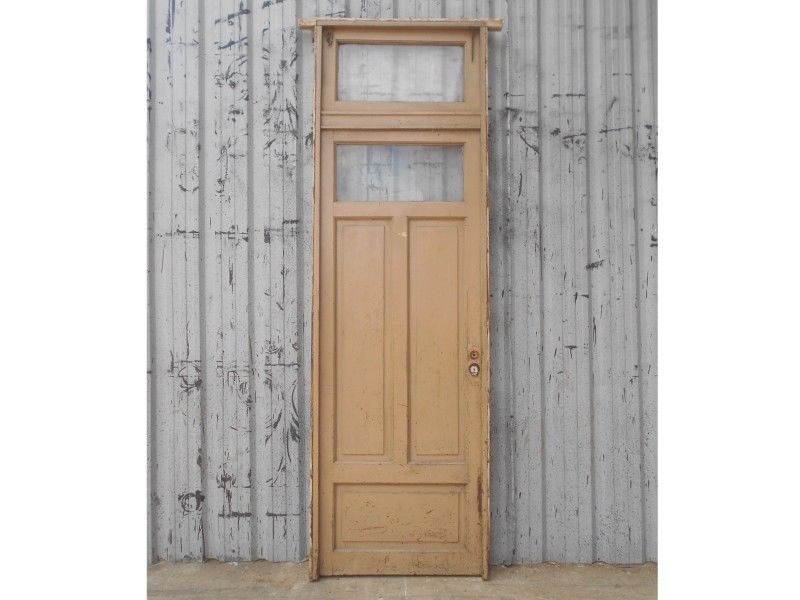 Antigua puerta tablero de madera en cedro con banderola