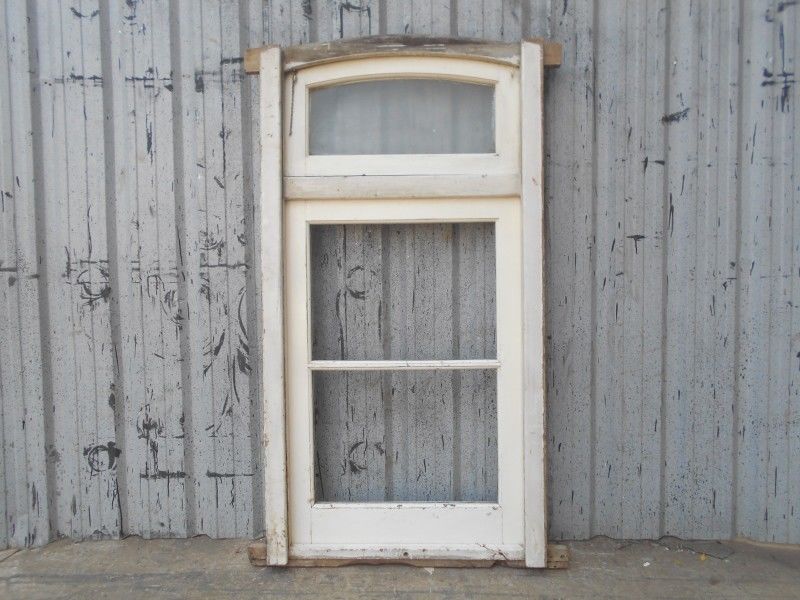 Antigua ventana de madera cedro a una hoja de abrir