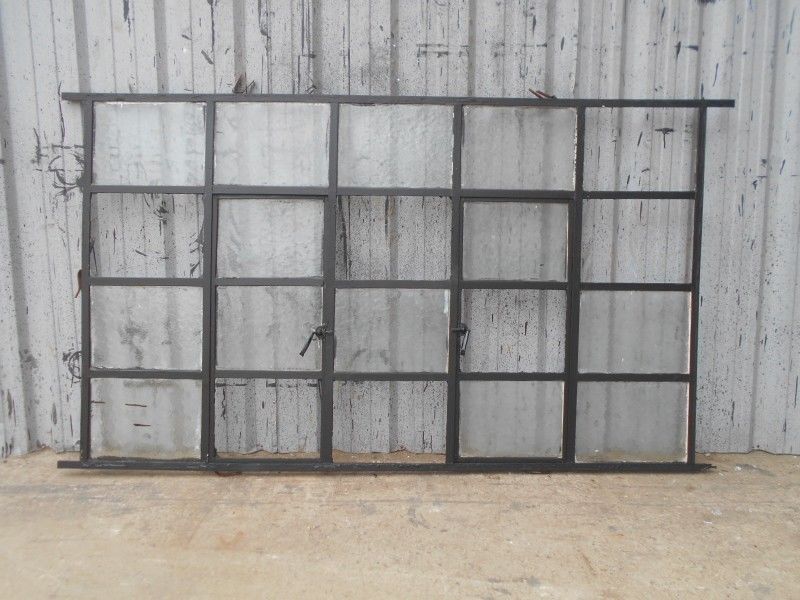 Antigua ventana tipo mampara de hierro con marco (200x122cm)