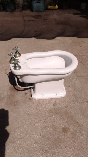 BIDET BLANCO CON GRIFERÍA