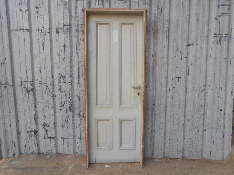 Dos antiguas puertas tipo tablero de madera en cedro