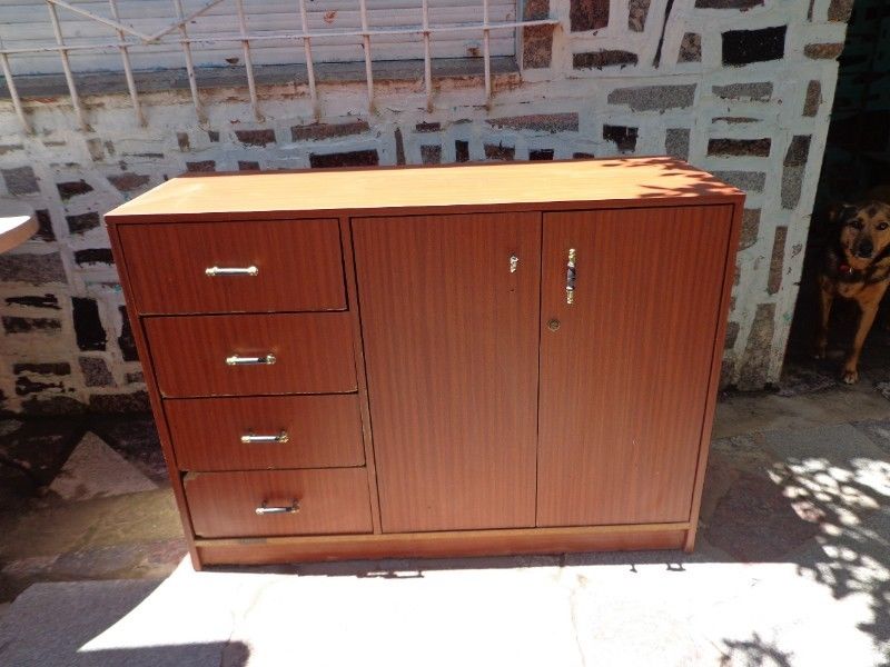 MUEBLE DE MELAMINA CUATRO CAJONES DOS PUERTAS Y ESTANTE