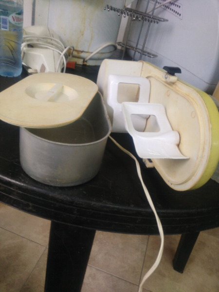 Maquina de hacer helado y porta cubiertos