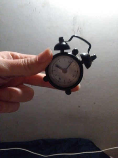 Mini Reloj-despertador negro.