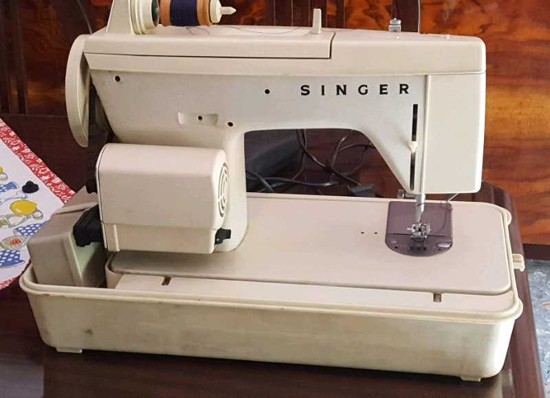 Máquina de coser eléctrica Singer 875