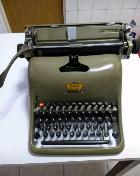 Máquina de escribir Olivetti Antigua