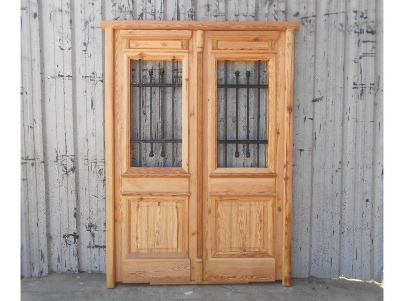 Puerta de frente de madera antigua en cedro con rejas de