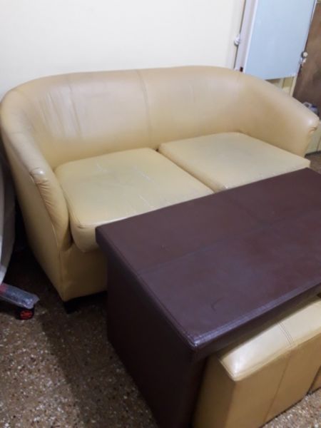 Sillon dos cuerpo con mesa ratona y dos puf