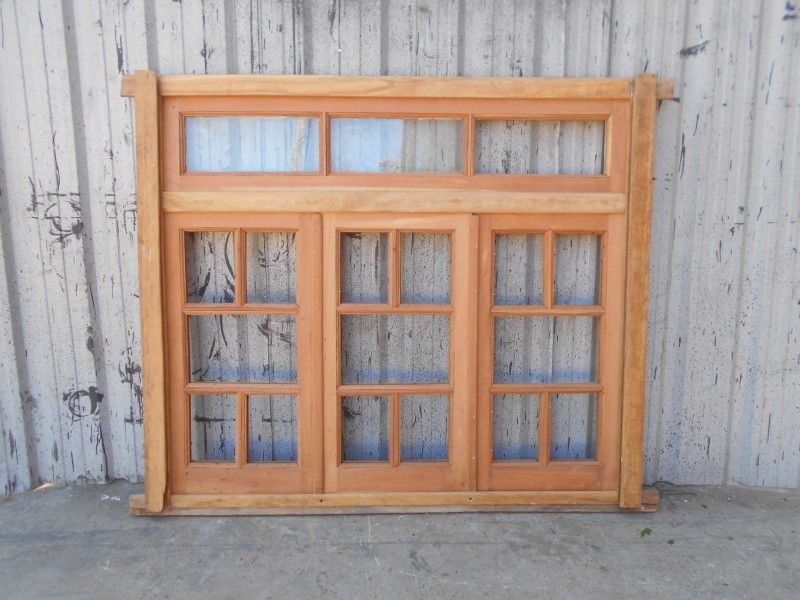 Tres ventanas de madera antigua en cedro con banderola