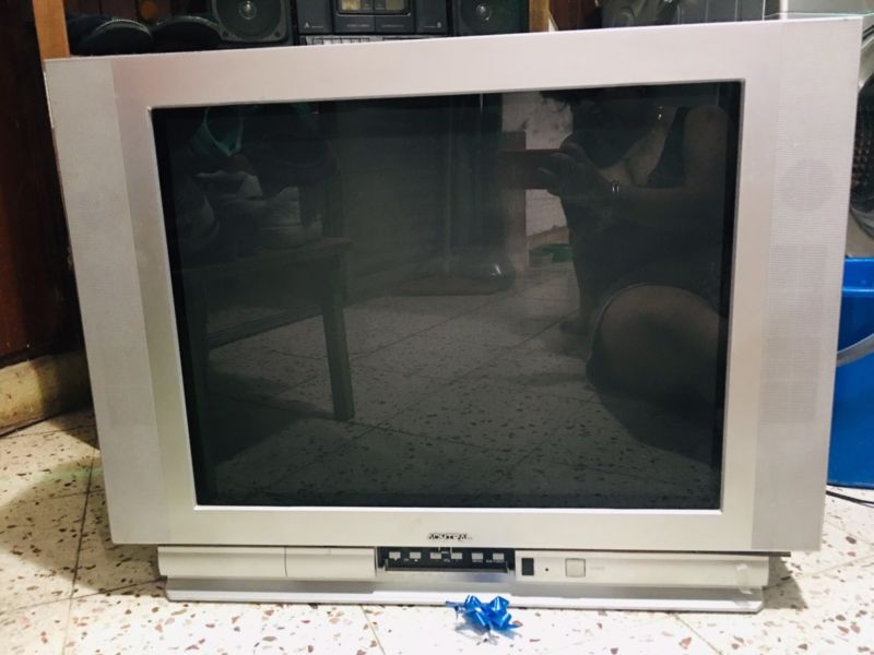 Tv 29” pantalla plana a reparar o para repuesto. Escucho