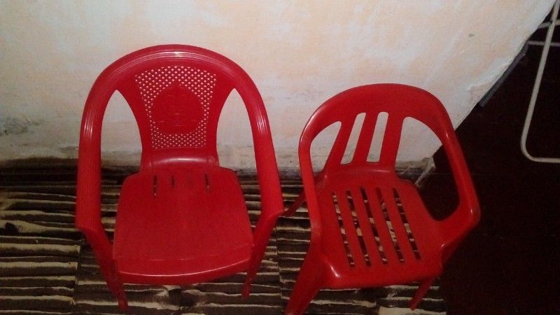 VENDO SILLITAS DE PLASTICO PARA NIÑOS