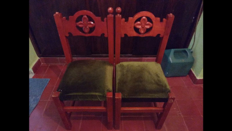 dos sillas de madera