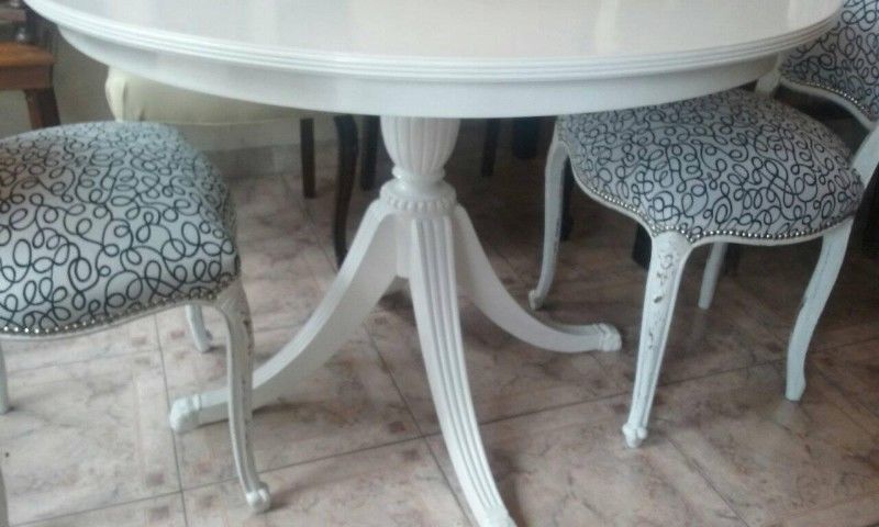preciosa mesa redonda de estilo / restaurada