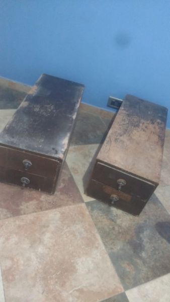 2 cajoneras de madera