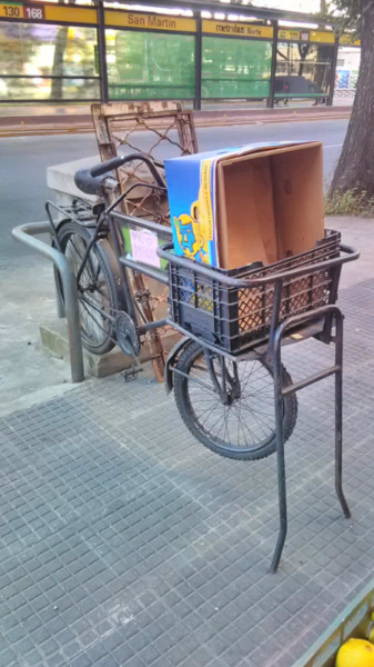 Bicicleta de reparto verduleria en uso diario