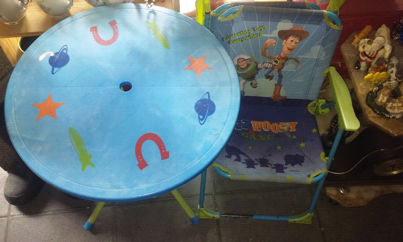 Dos sillitas y mesa infantil