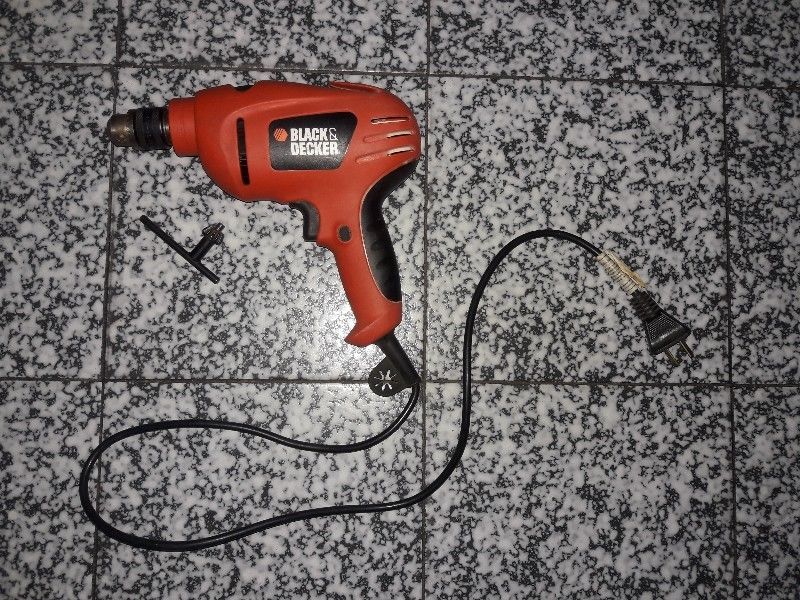 Taladro percutor de 450w Black & Decker en perfecto estado