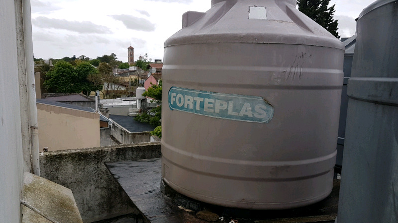 Tanque de agua tricapa de lts con base y salida