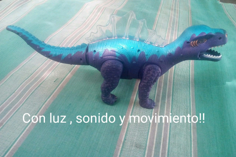 Dinosaurio con luz, sonido y movimiento.